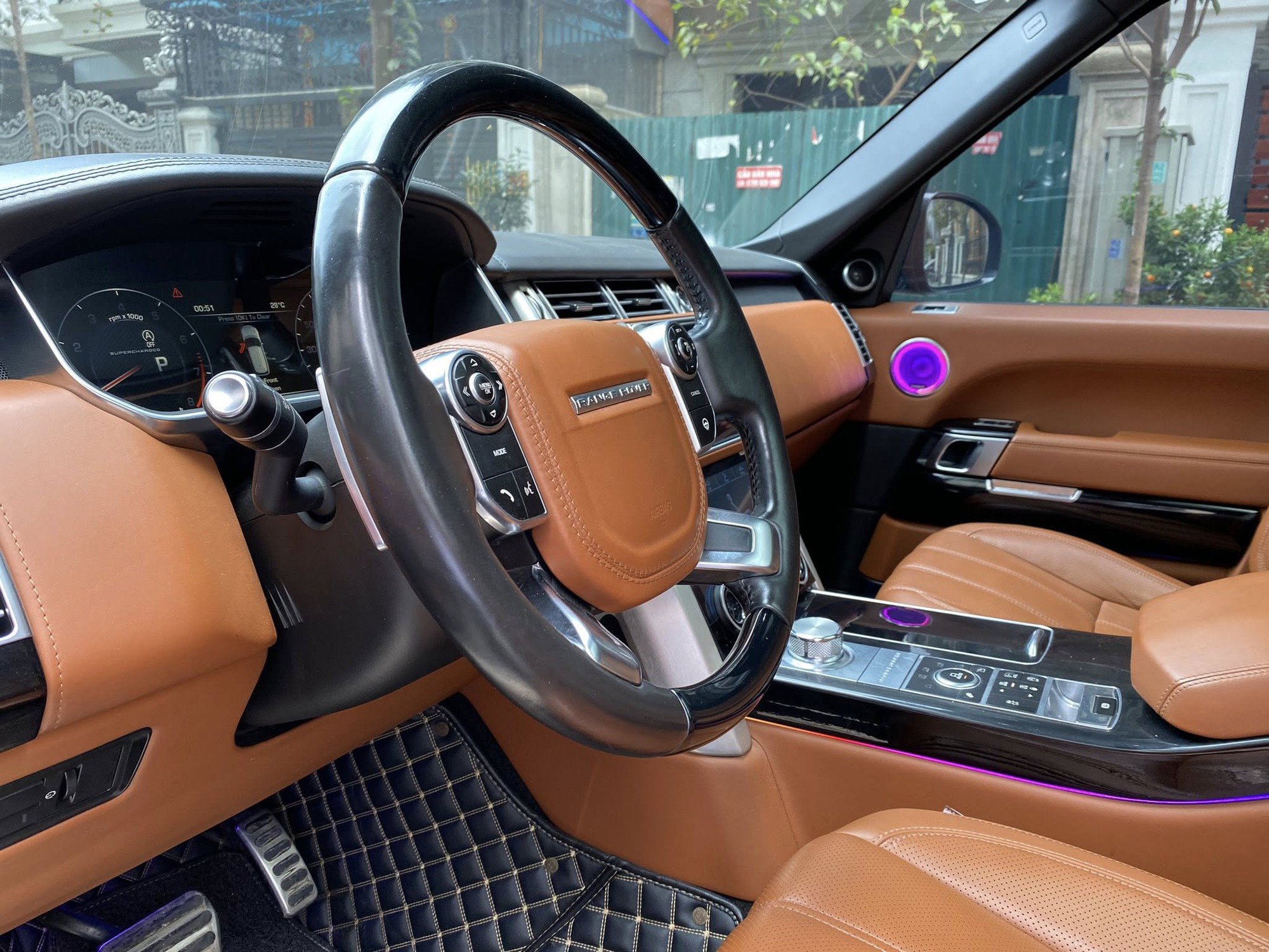 Chi 3 tỷ, người mua có thể sở hữu chiếc Range Rover kéo dài này: 11 năm tuổi nhưng tiện nghi tương đương Maybach GLS 480 giá hơn 8 tỷ - Ảnh 7