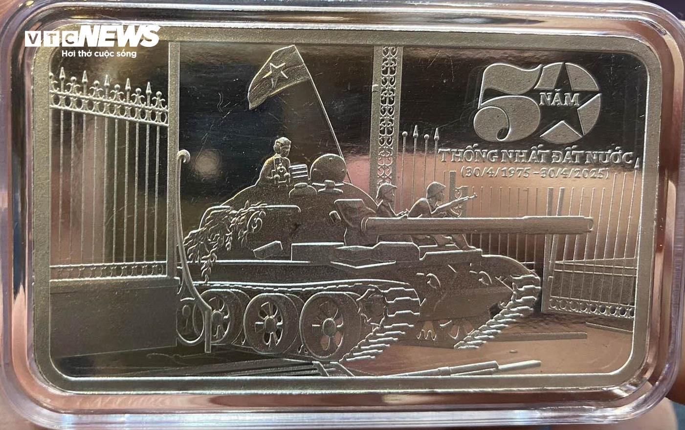 Những món quà đậm dấu ấn lịch sử hút khách dịp 30/4 - Ảnh 17