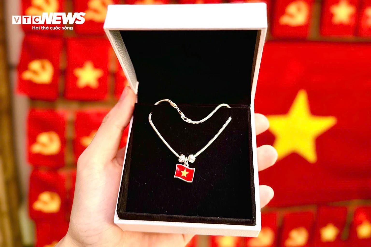 Những món quà đậm dấu ấn lịch sử hút khách dịp 30/4 - Ảnh 16