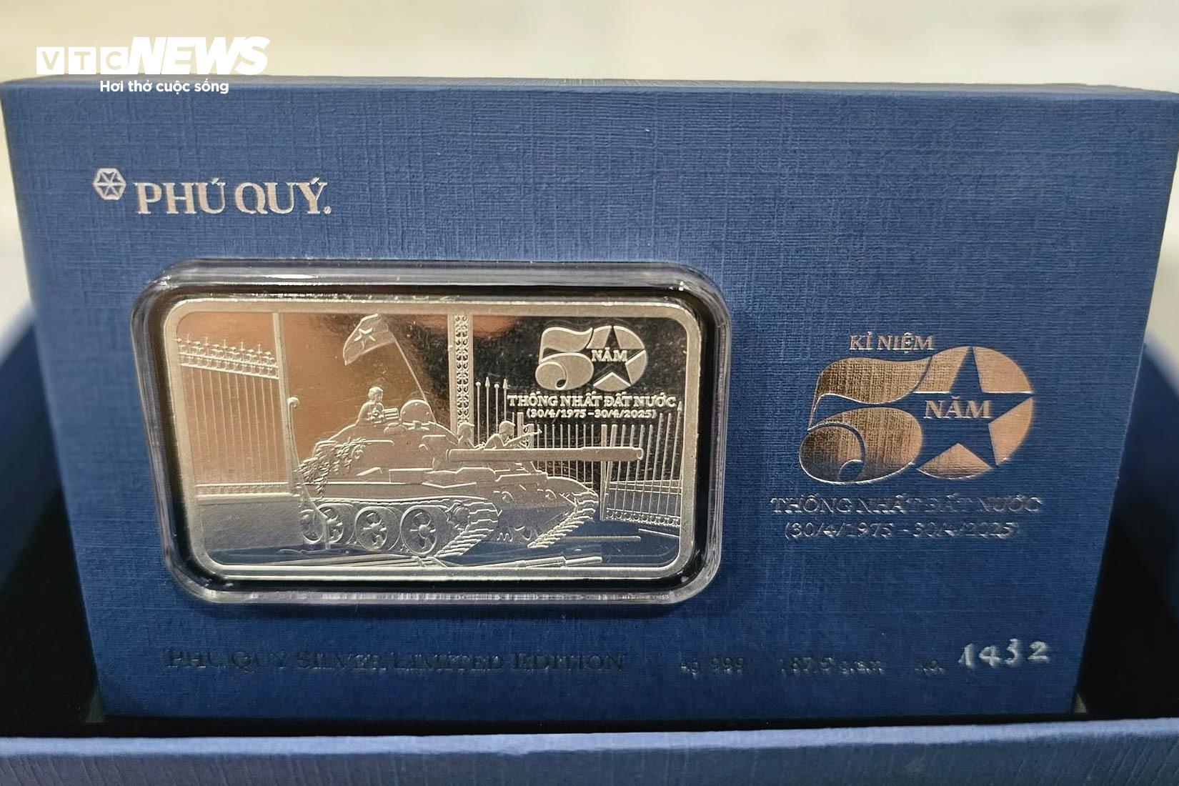 Những món quà đậm dấu ấn lịch sử hút khách dịp 30/4 - Ảnh 18