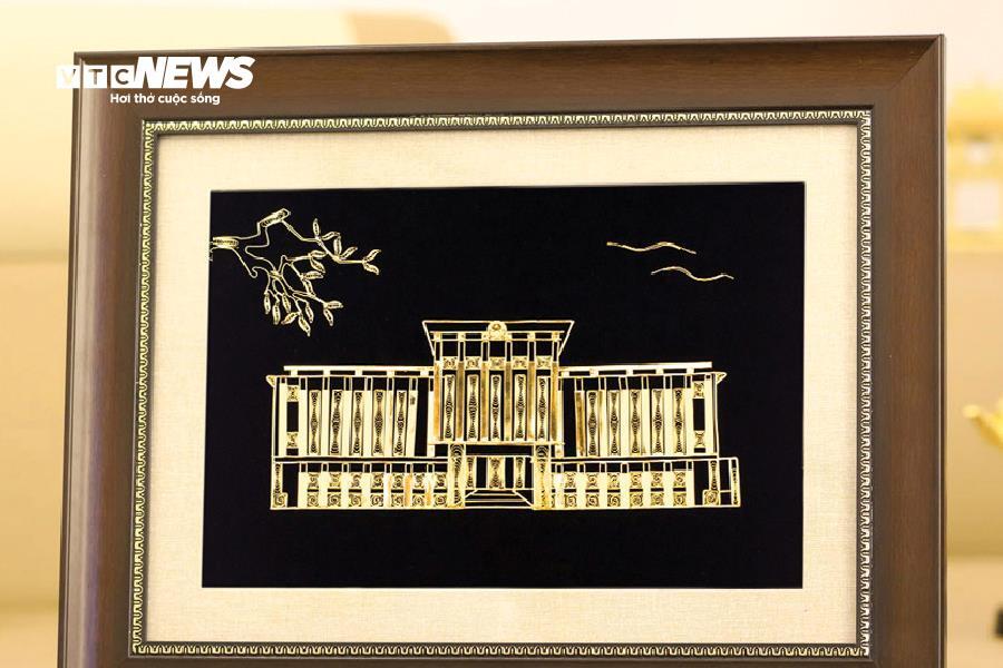 Những món quà đậm dấu ấn lịch sử hút khách dịp 30/4 - Ảnh 12