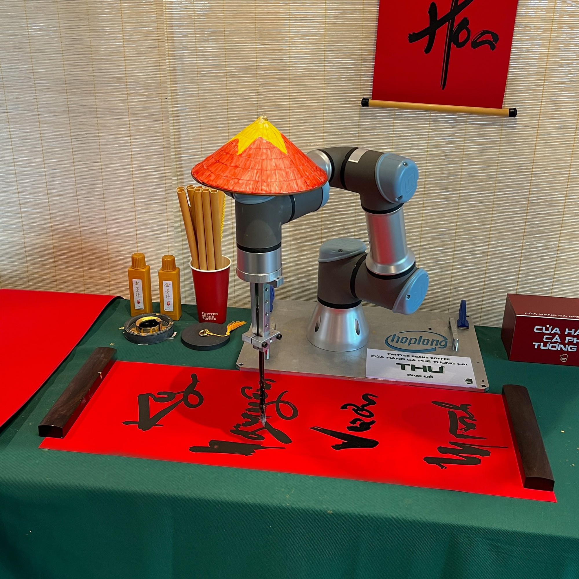 Lần đầu tiên: Quán cà phê Hà Nội dùng robot pha chế, viết thư pháp, chụp ảnh đẹp như nhiếp ảnh gia - Ảnh 2