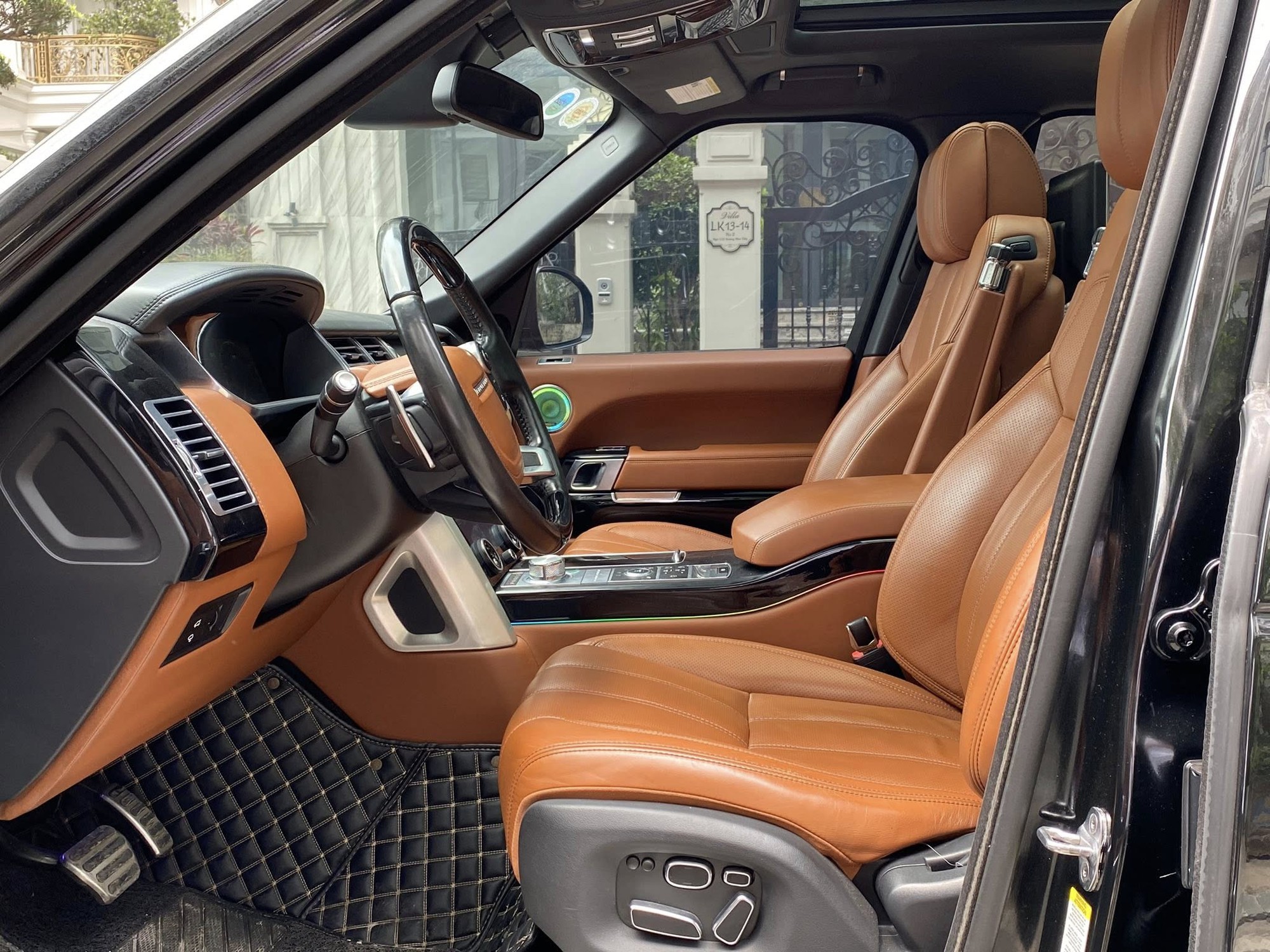 Chi 3 tỷ, người mua có thể sở hữu chiếc Range Rover kéo dài này: 11 năm tuổi nhưng tiện nghi tương đương Maybach GLS 480 giá hơn 8 tỷ - Ảnh 8