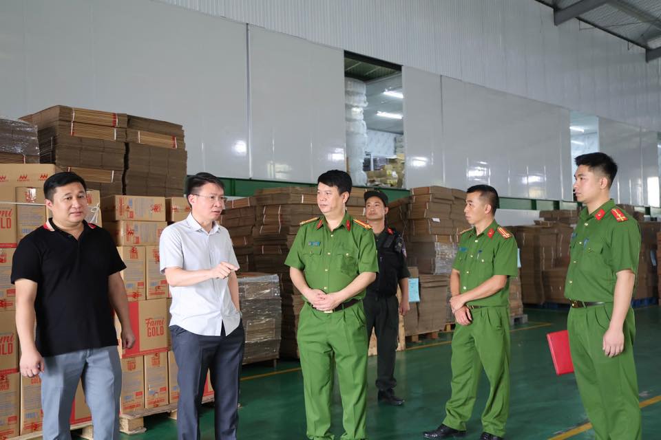 ẢNH: Khám xét khẩn cấp Công ty Famimoto Việt Nam, choáng với số lượng 40 tấn mì chính, 22 tấn hạt nêm giả - Ảnh 3