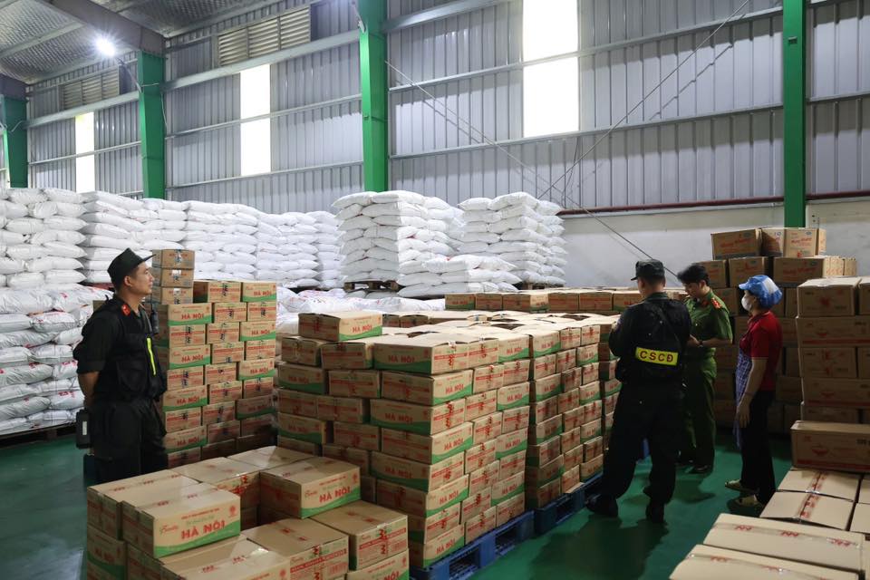 ẢNH: Khám xét khẩn cấp Công ty Famimoto Việt Nam, choáng với số lượng 40 tấn mì chính, 22 tấn hạt nêm giả - Ảnh 15