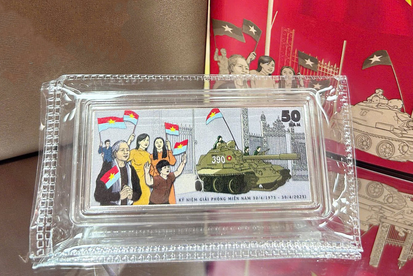 Những món quà đậm dấu ấn lịch sử hút khách dịp 30/4 - Ảnh 19