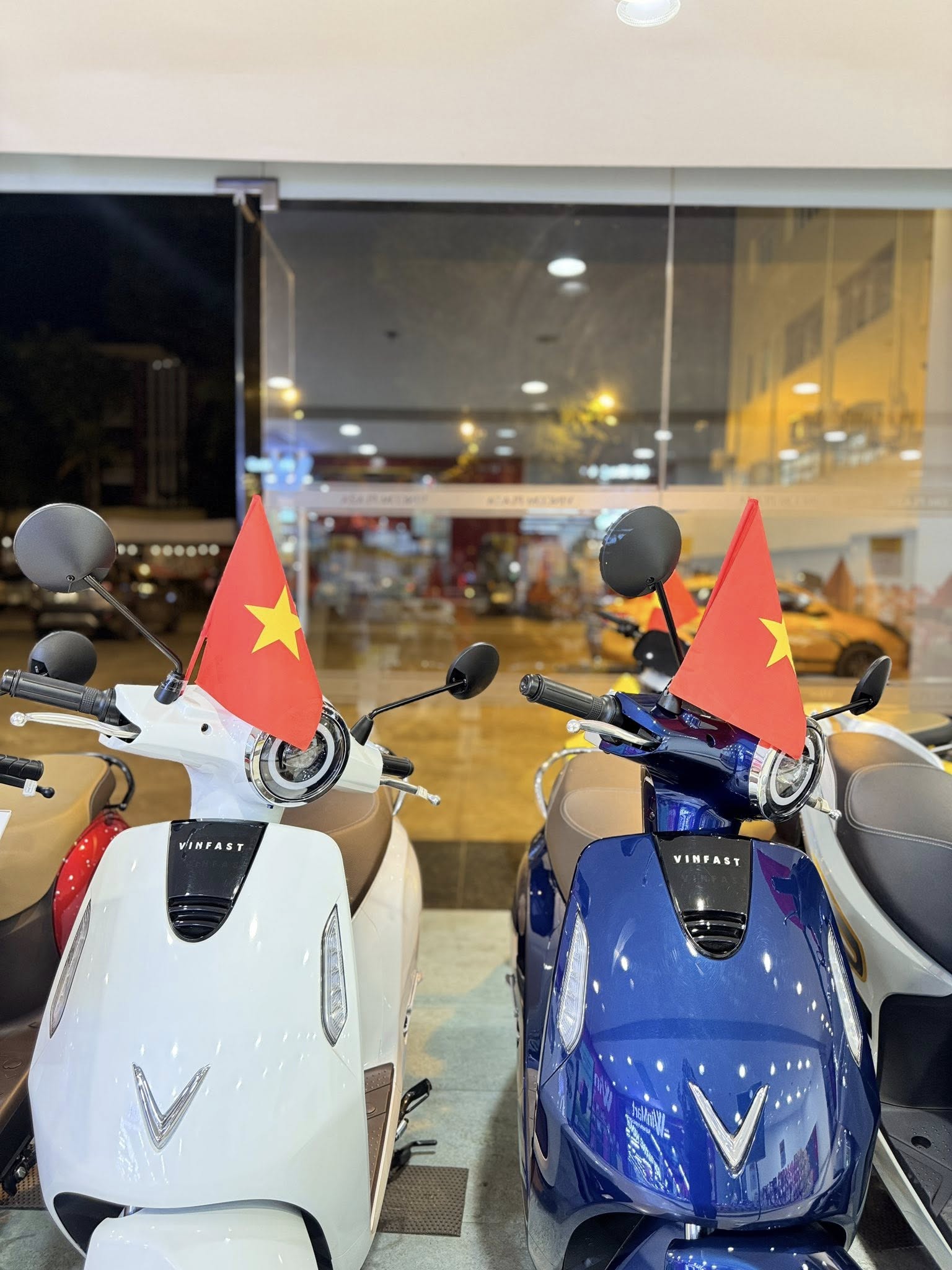 Khách mua xe máy điện VinFast liên tục 'trúng lớn': Sạc pin miễn phí 1 năm - mẫu thấp nhất giá chỉ còn 14,9 triệu đồng - Ảnh 3