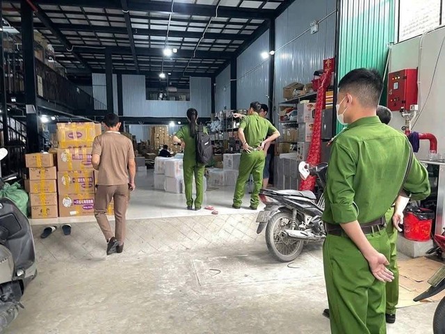 Xôn xao hình ảnh công an xuất hiện ở kho hàng của vợ chồng Tiktoker nổi tiếng, thực hư thế nào? - Ảnh 2