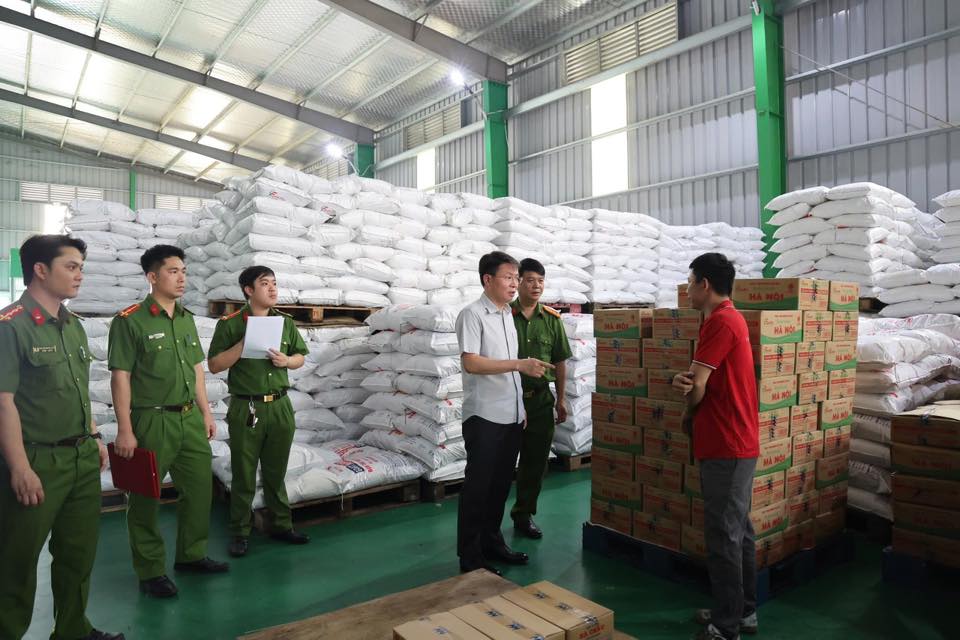 ẢNH: Khám xét khẩn cấp Công ty Famimoto Việt Nam, choáng với số lượng 40 tấn mì chính, 22 tấn hạt nêm giả - Ảnh 9
