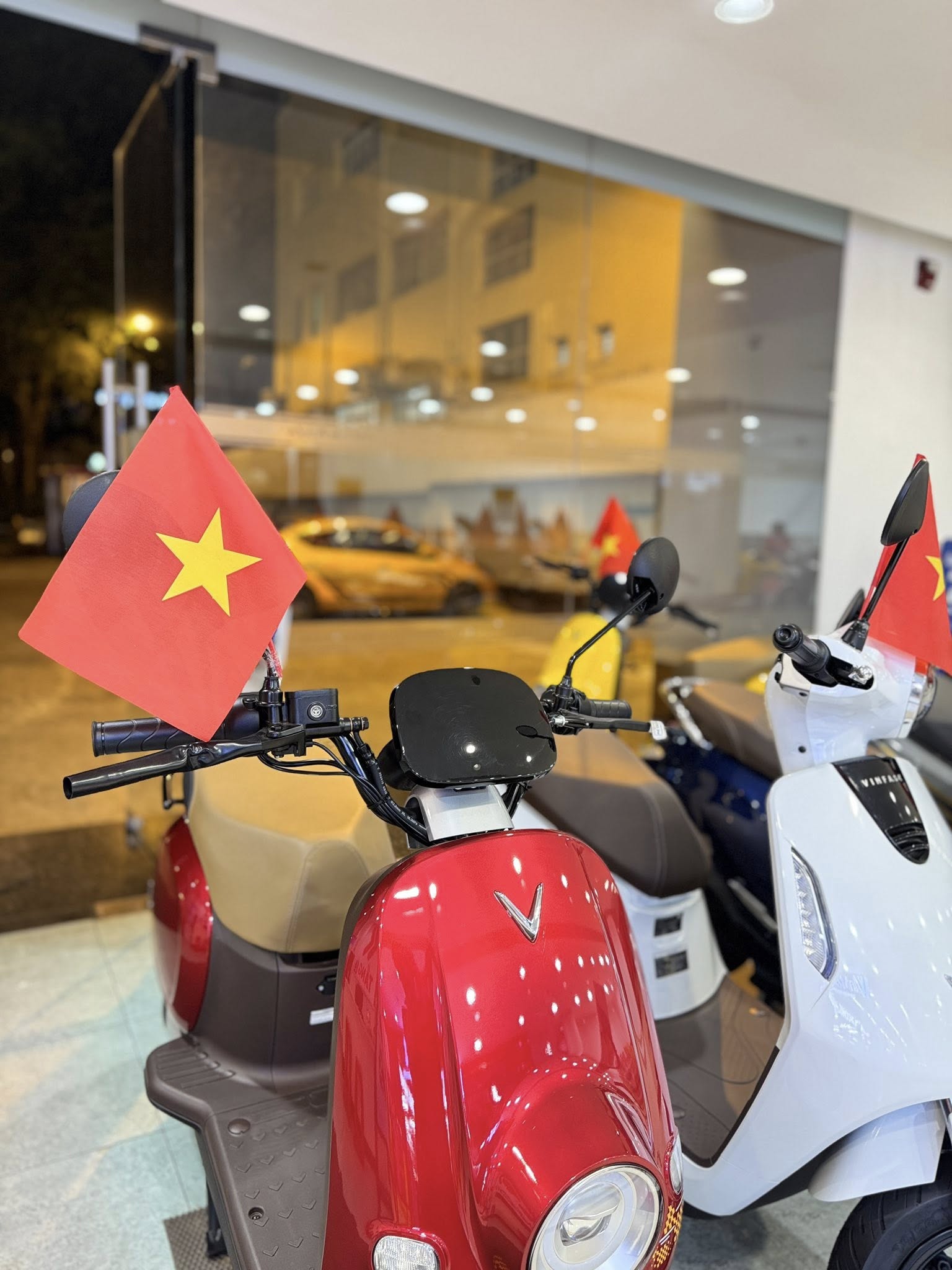 Khách mua xe máy điện VinFast liên tục 'trúng lớn': Sạc pin miễn phí 1 năm - mẫu thấp nhất giá chỉ còn 14,9 triệu đồng - Ảnh 1