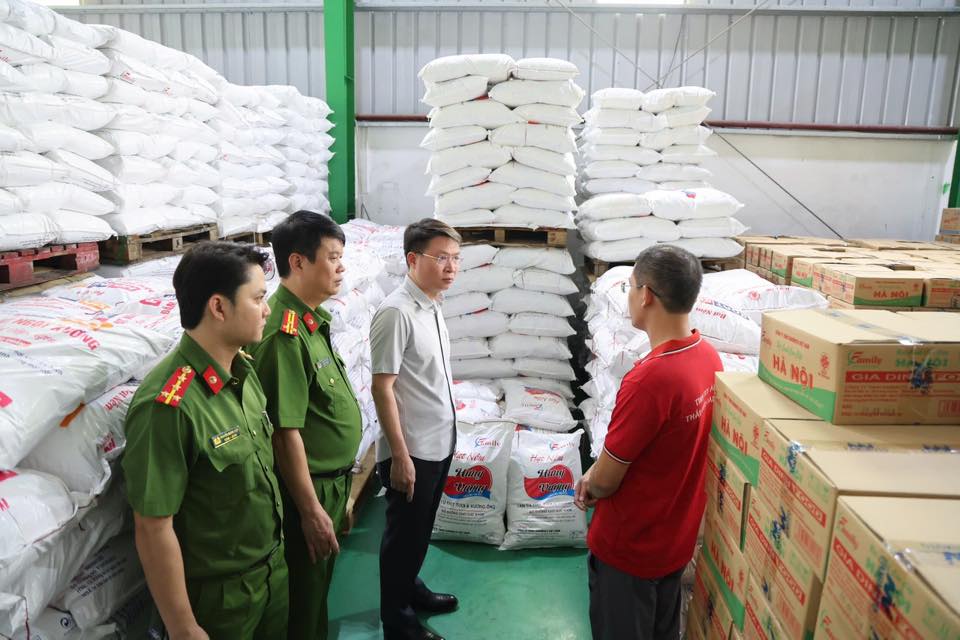 ẢNH: Khám xét khẩn cấp Công ty Famimoto Việt Nam, choáng với số lượng 40 tấn mì chính, 22 tấn hạt nêm giả - Ảnh 6
