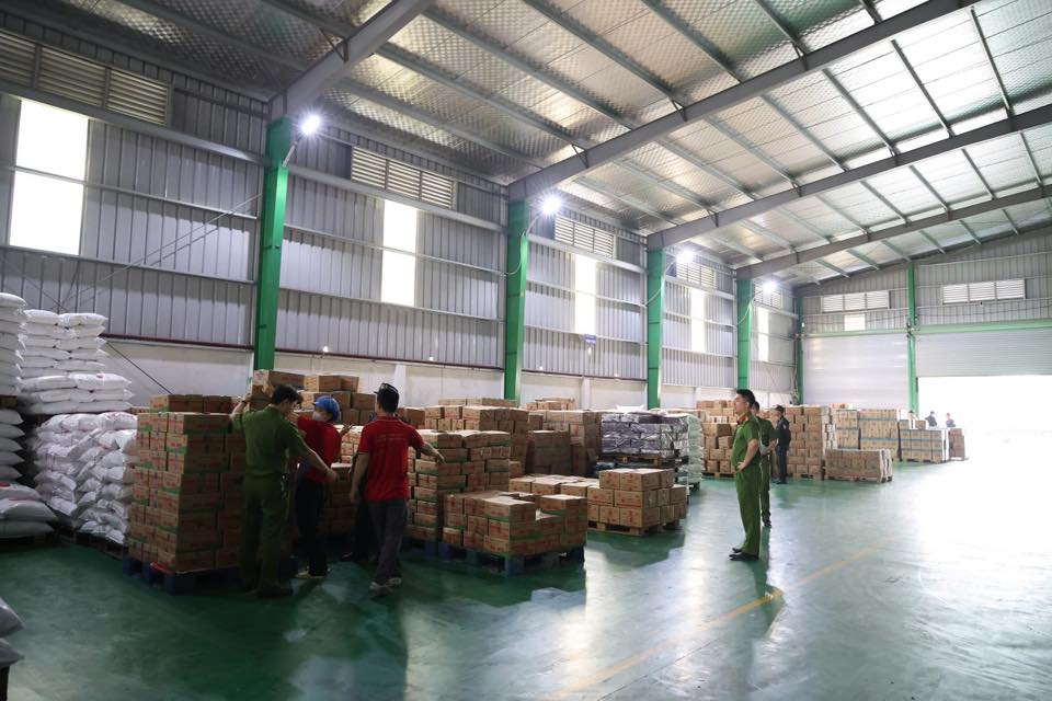ẢNH: Khám xét khẩn cấp Công ty Famimoto Việt Nam, choáng với số lượng 40 tấn mì chính, 22 tấn hạt nêm giả - Ảnh 16