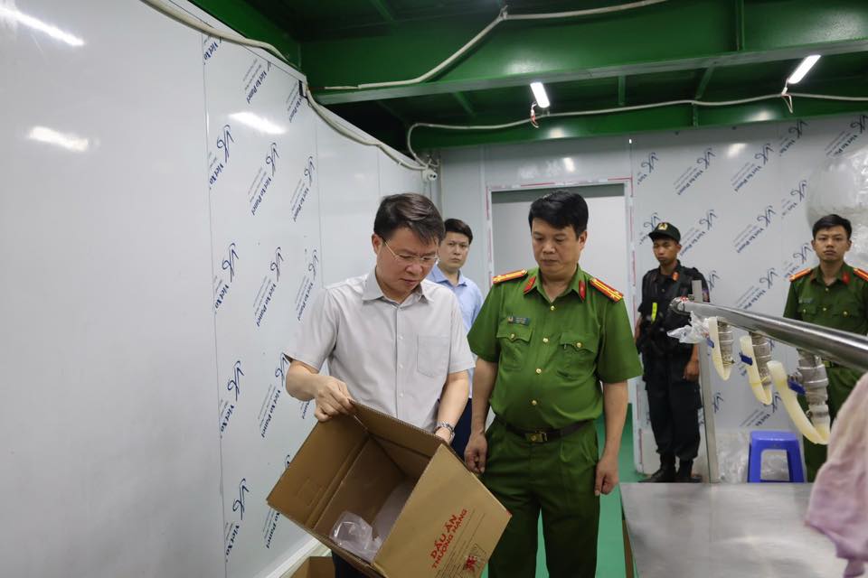 ẢNH: Khám xét khẩn cấp Công ty Famimoto Việt Nam, choáng với số lượng 40 tấn mì chính, 22 tấn hạt nêm giả - Ảnh 13