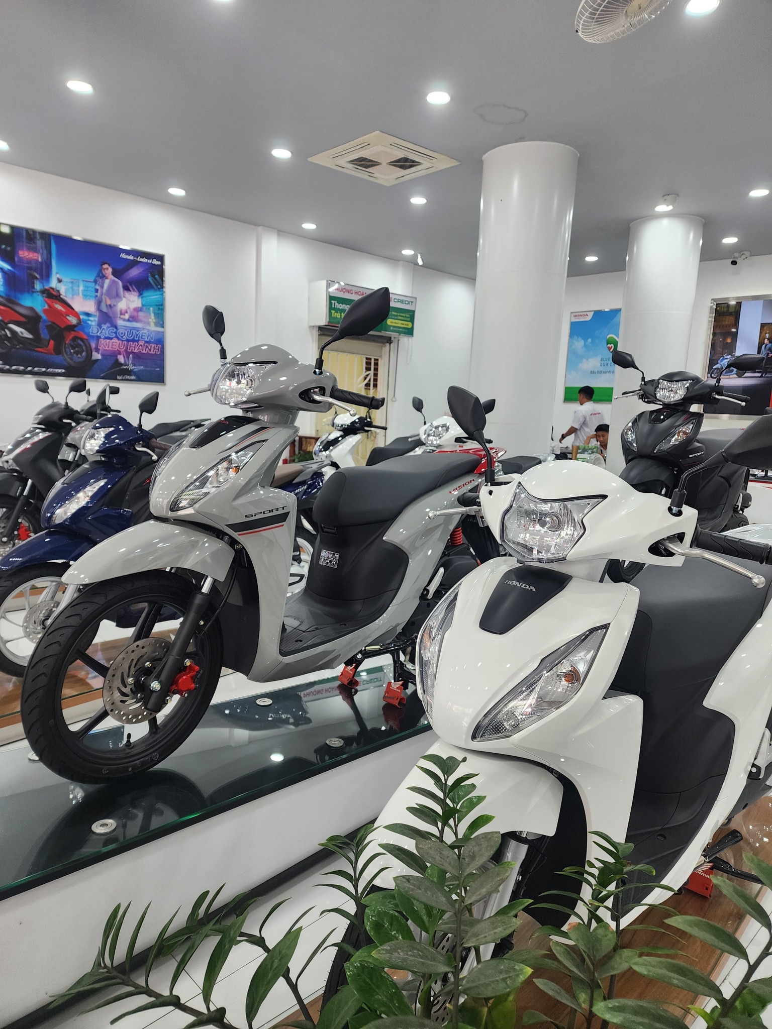 Loạt xe máy giảm sốc dịp lễ 30/4-1/5: Honda Vision, Yamaha PG-1, SH… bán dưới mức đề xuất, có chiếc chỉ 26 triệu đồng - Ảnh 1