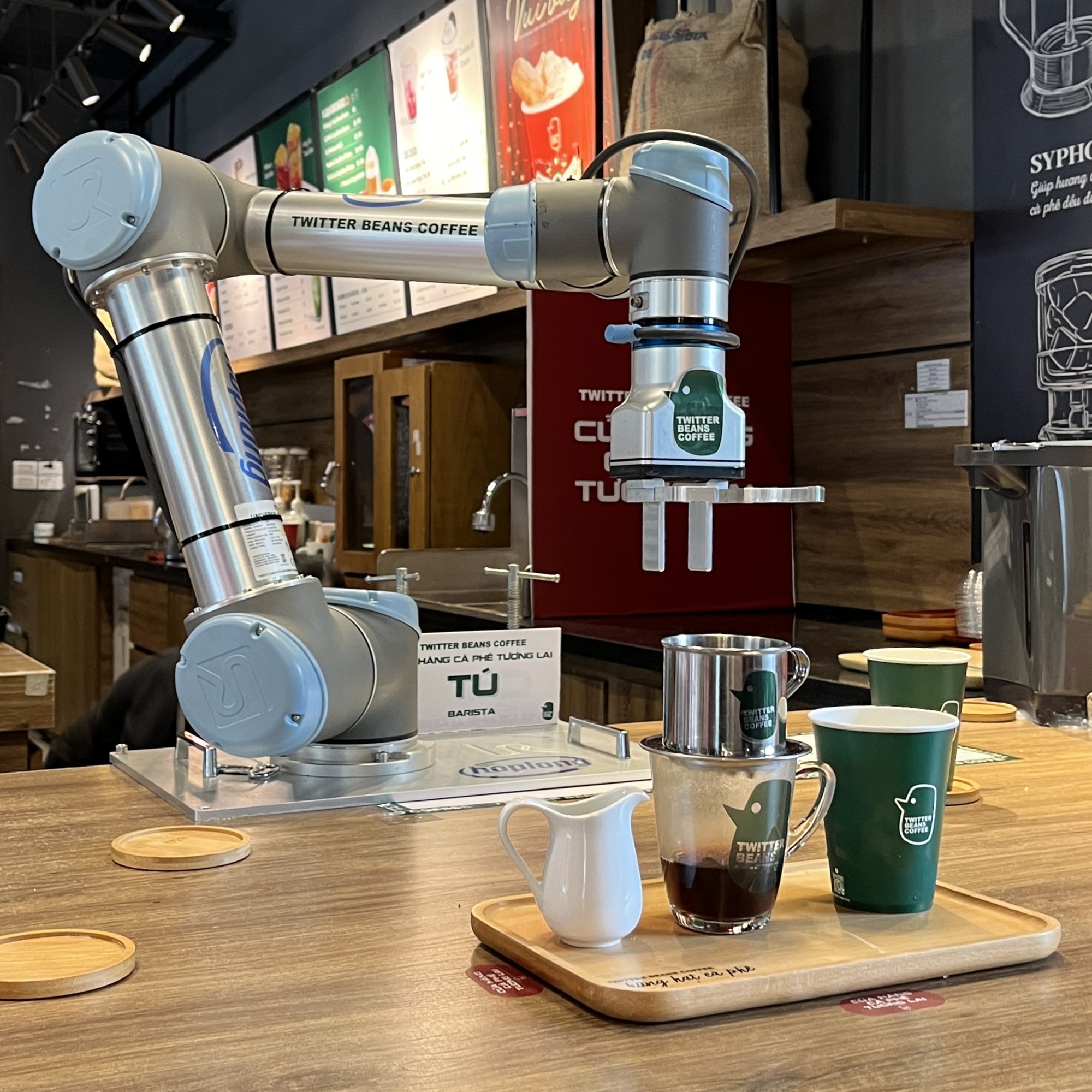 Lần đầu tiên: Quán cà phê Hà Nội dùng robot pha chế, viết thư pháp, chụp ảnh đẹp như nhiếp ảnh gia - Ảnh 1