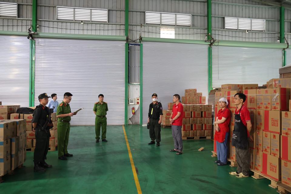 ẢNH: Khám xét khẩn cấp Công ty Famimoto Việt Nam, choáng với số lượng 40 tấn mì chính, 22 tấn hạt nêm giả - Ảnh 12