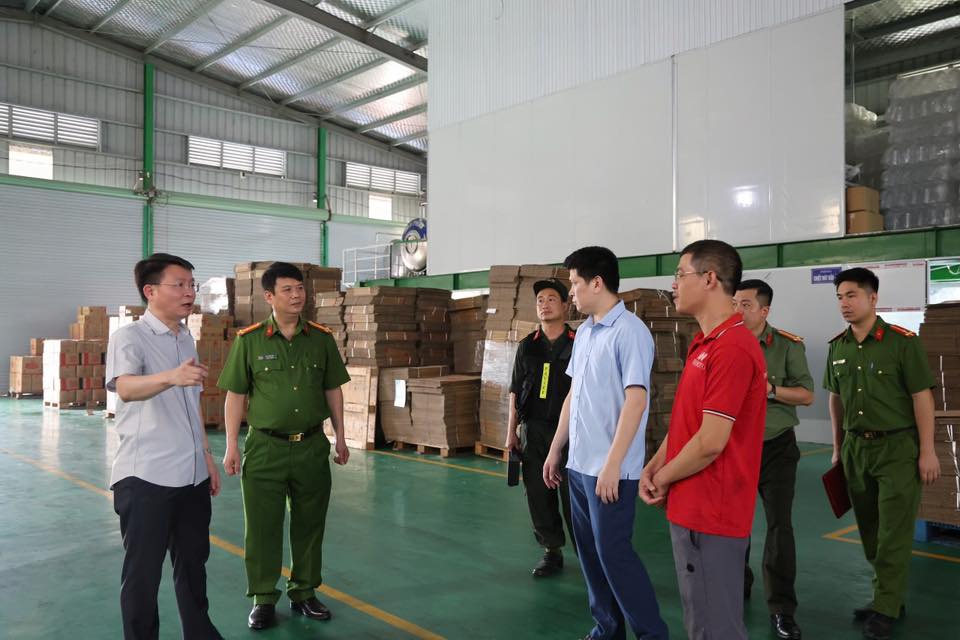 ẢNH: Khám xét khẩn cấp Công ty Famimoto Việt Nam, choáng với số lượng 40 tấn mì chính, 22 tấn hạt nêm giả - Ảnh 8