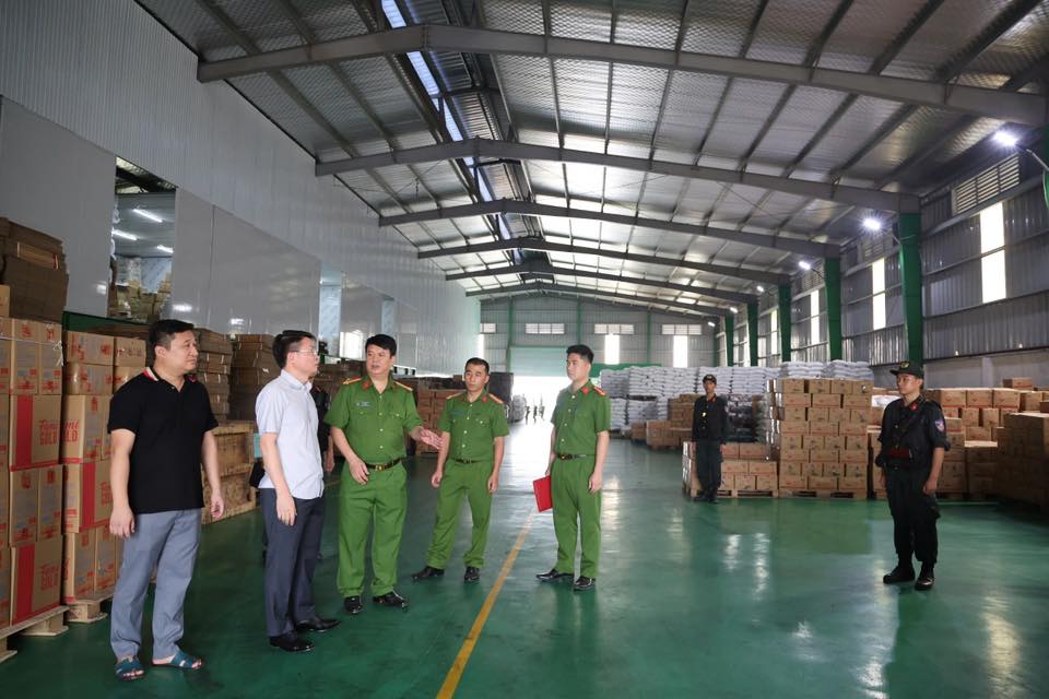 ẢNH: Khám xét khẩn cấp Công ty Famimoto Việt Nam, choáng với số lượng 40 tấn mì chính, 22 tấn hạt nêm giả - Ảnh 2