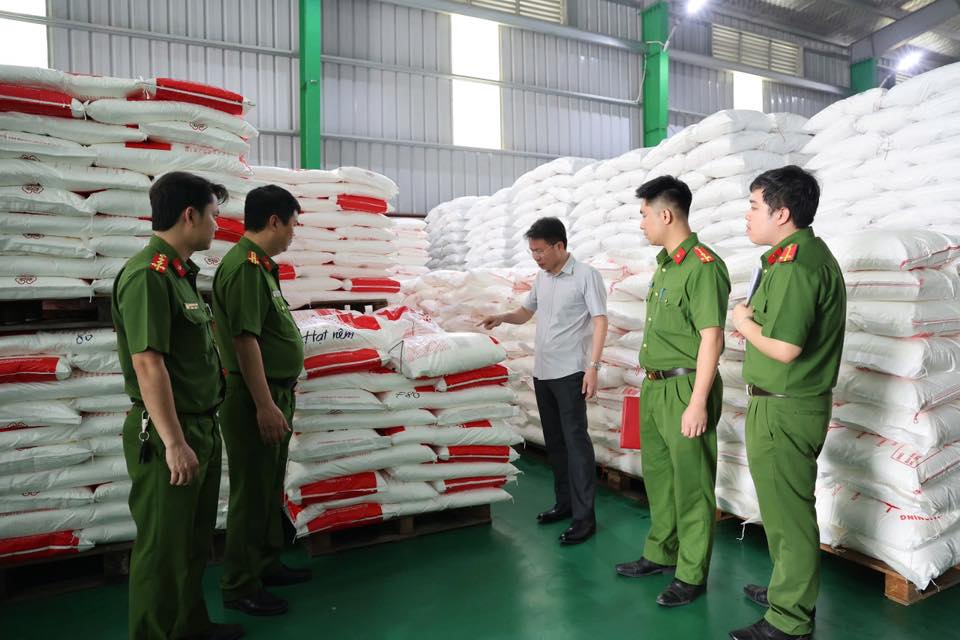 ẢNH: Khám xét khẩn cấp Công ty Famimoto Việt Nam, choáng với số lượng 40 tấn mì chính, 22 tấn hạt nêm giả - Ảnh 5