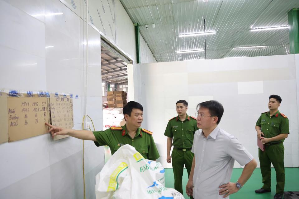 ẢNH: Khám xét khẩn cấp Công ty Famimoto Việt Nam, choáng với số lượng 40 tấn mì chính, 22 tấn hạt nêm giả - Ảnh 7