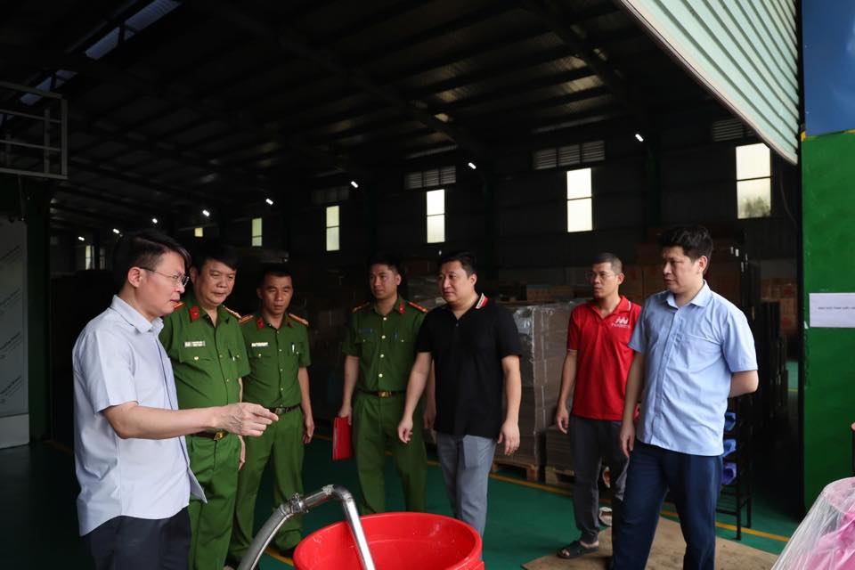 ẢNH: Khám xét khẩn cấp Công ty Famimoto Việt Nam, choáng với số lượng 40 tấn mì chính, 22 tấn hạt nêm giả - Ảnh 11