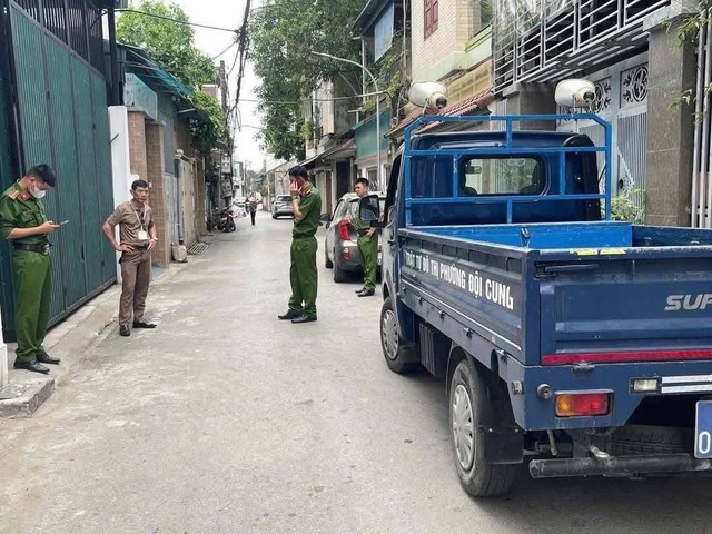 Xôn xao hình ảnh công an xuất hiện ở kho hàng của vợ chồng Tiktoker nổi tiếng, thực hư thế nào? - Ảnh 1