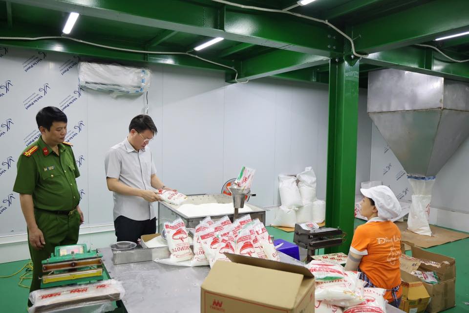 ẢNH: Khám xét khẩn cấp Công ty Famimoto Việt Nam, choáng với số lượng 40 tấn mì chính, 22 tấn hạt nêm giả - Ảnh 10