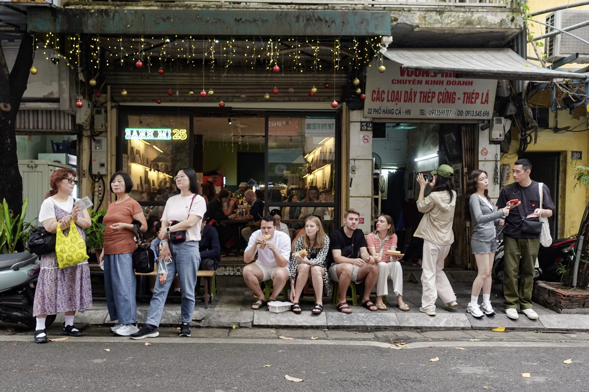 Hàng bánh mì đông khách Tây nhất Hà Nội: Chờ 20 phút để mua ổ bánh 45k liệu có xứng đáng? - Ảnh 5