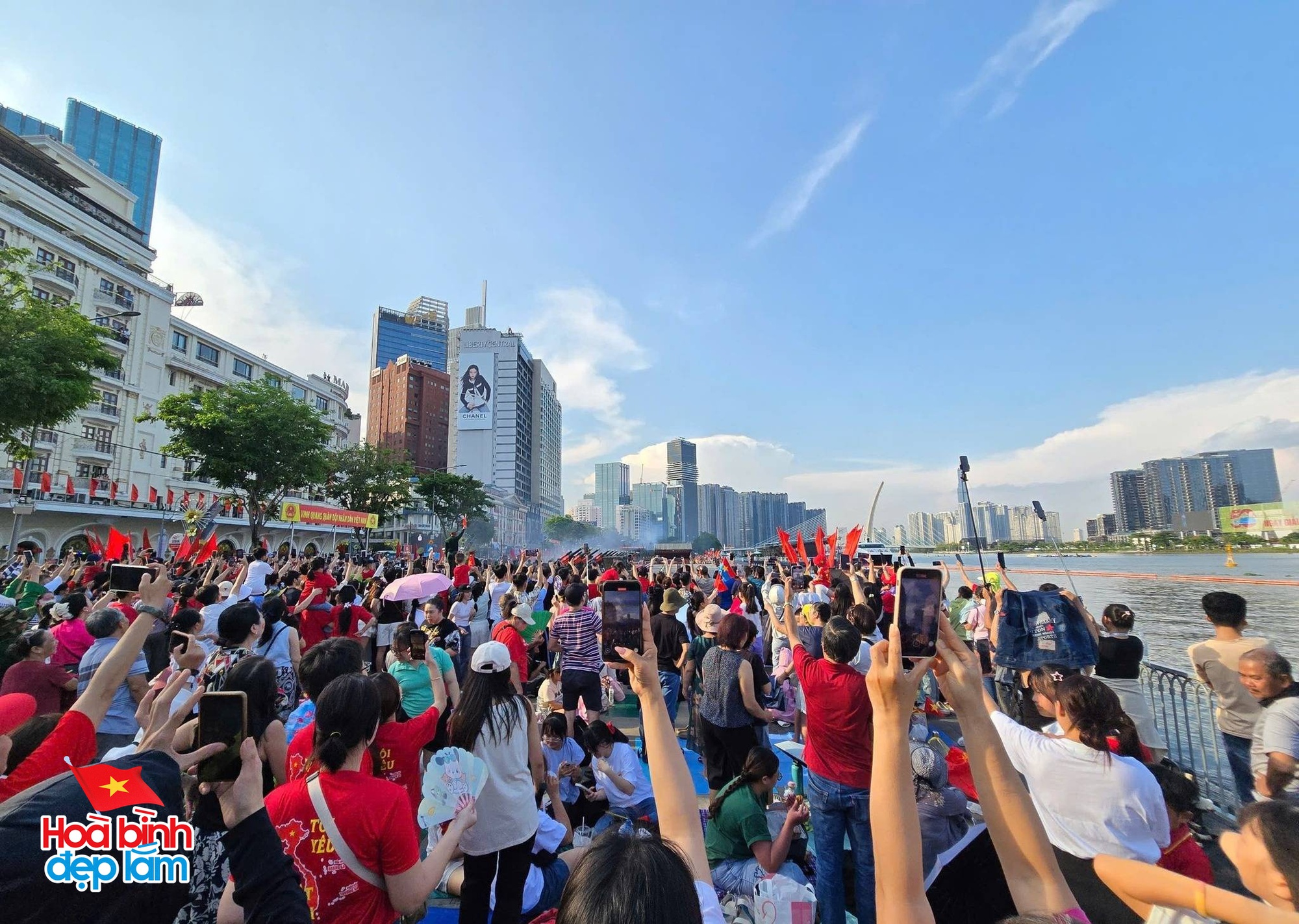 Giới trẻ rủ nhau mua bạt 10k/tấm, mang đồ ăn sẵn từ nhà để "cắm trại" chờ xem pháo hoa, trình diễn drone tối nay - Ảnh 5