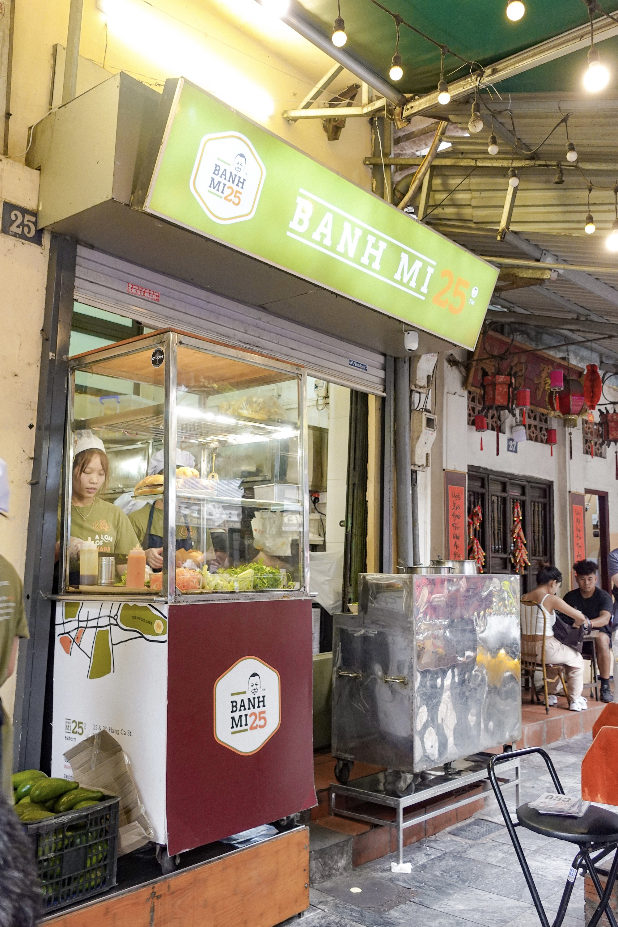 Hàng bánh mì đông khách Tây nhất Hà Nội: Chờ 20 phút để mua ổ bánh 45k liệu có xứng đáng? - Ảnh 6