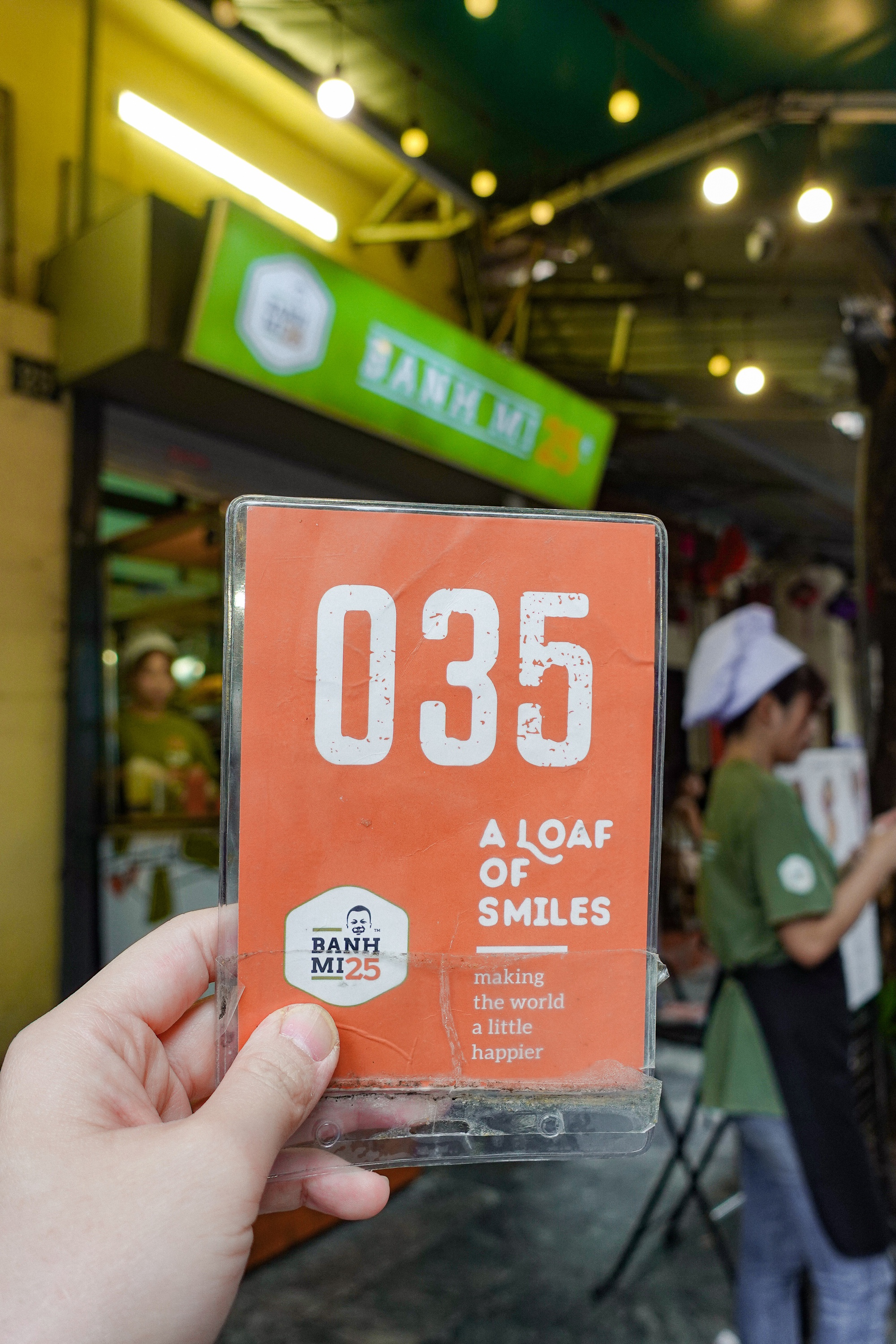 Hàng bánh mì đông khách Tây nhất Hà Nội: Chờ 20 phút để mua ổ bánh 45k liệu có xứng đáng? - Ảnh 7