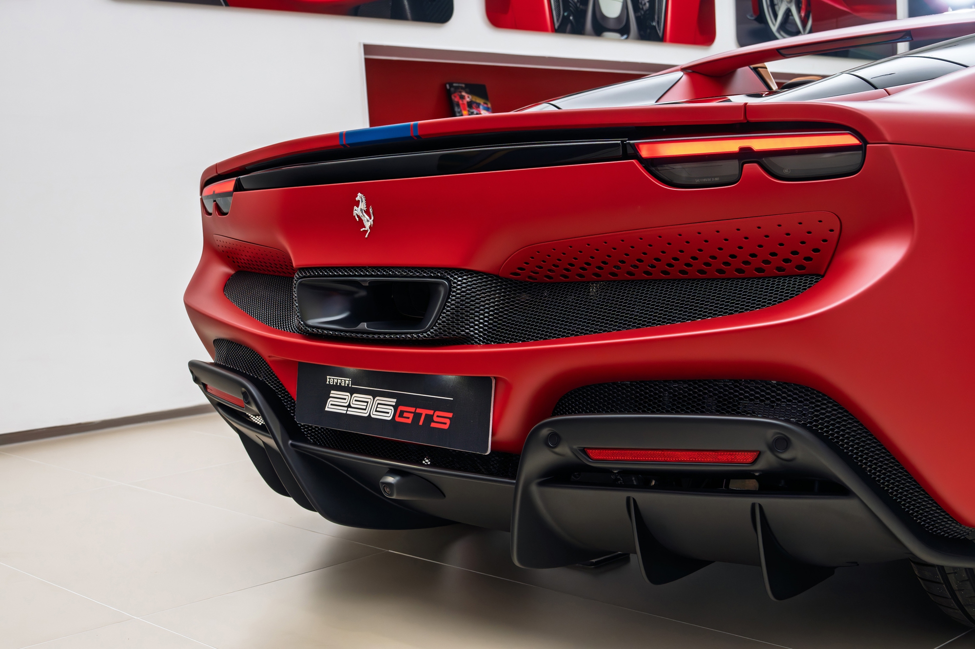 Ảnh thực tế Ferrari 296 GTS độc nhất Việt Nam: Màu sơn giống xe đua F1, nhiều chi tiết hiếm có trên siêu xe trong nước - Ảnh 7