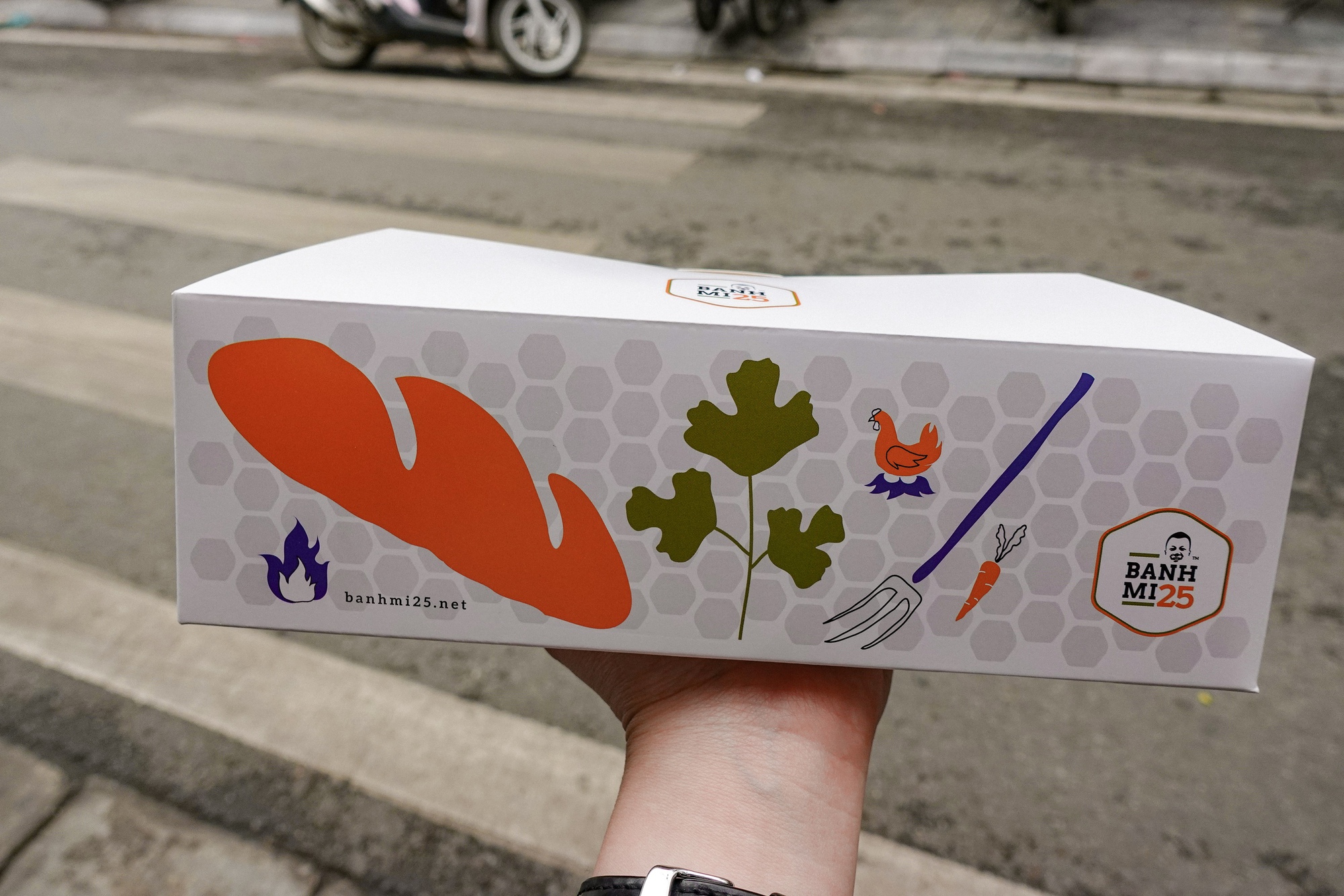 Hàng bánh mì đông khách Tây nhất Hà Nội: Chờ 20 phút để mua ổ bánh 45k liệu có xứng đáng? - Ảnh 11