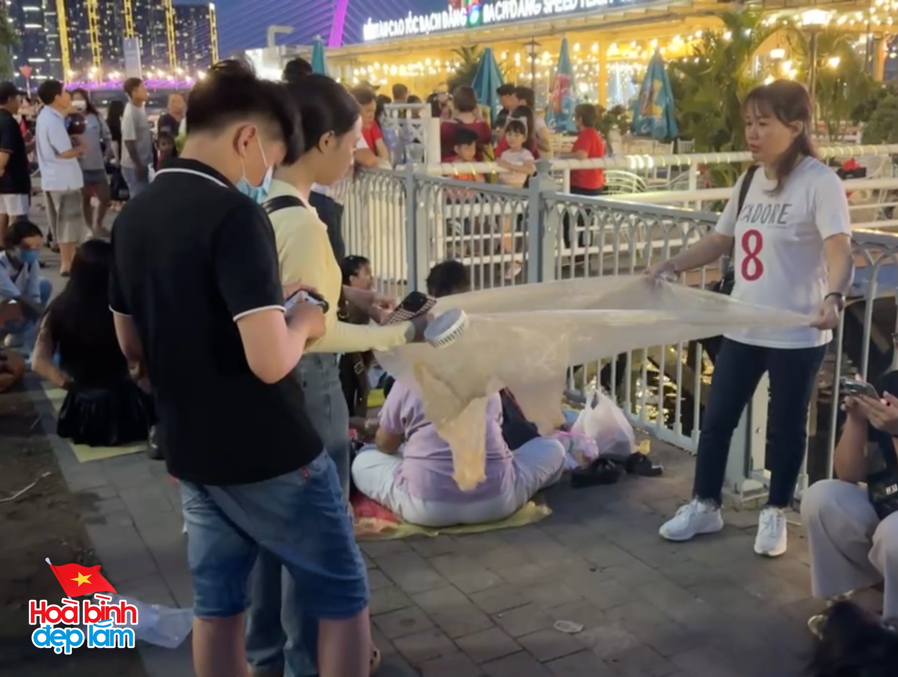 Giới trẻ rủ nhau mua bạt 10k/tấm, mang đồ ăn sẵn từ nhà để "cắm trại" chờ xem pháo hoa, trình diễn drone tối nay - Ảnh 8