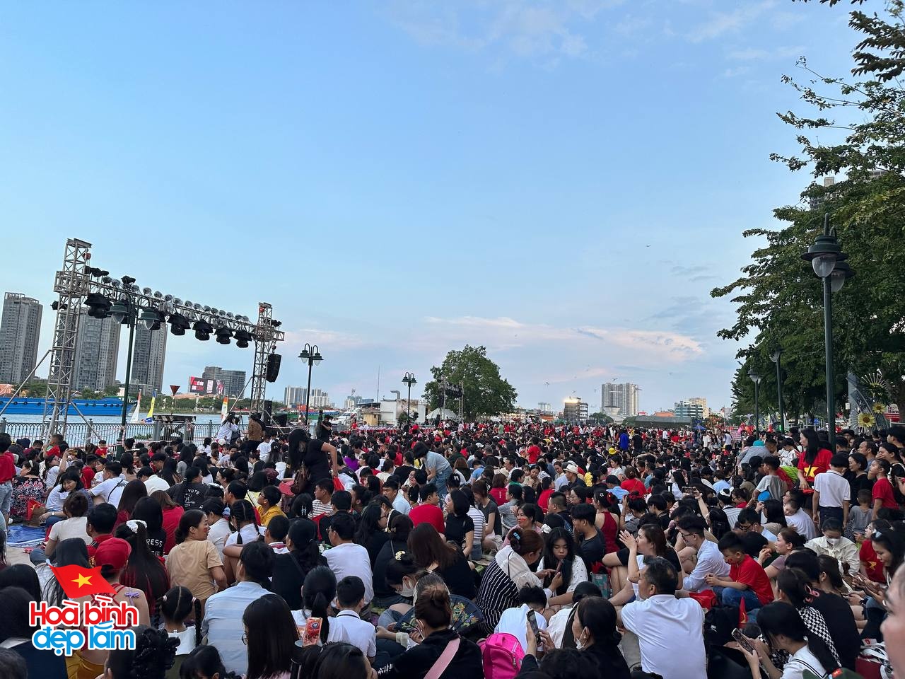 Giới trẻ rủ nhau mua bạt 10k/tấm, mang đồ ăn sẵn từ nhà để "cắm trại" chờ xem pháo hoa, trình diễn drone tối nay - Ảnh 9