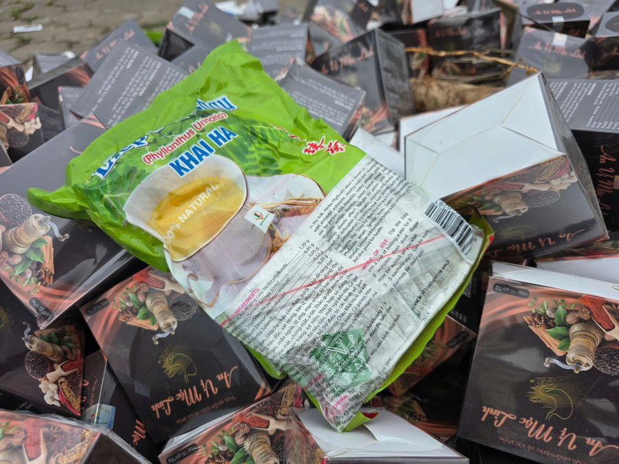 Số lượng lớn thực phẩm chức năng vứt tràn lan tại phố Nguyễn Lân, Hà Nội - Ảnh 5