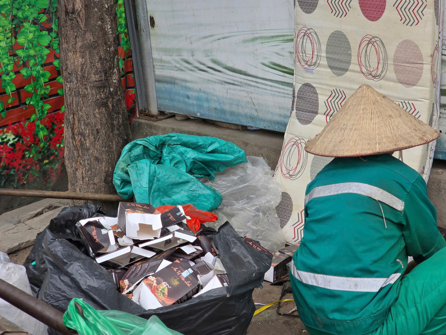 Số lượng lớn thực phẩm chức năng vứt tràn lan tại phố Nguyễn Lân, Hà Nội - Ảnh 7