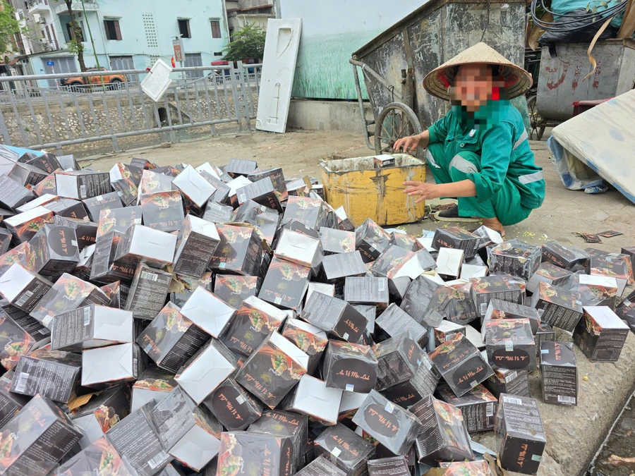 Số lượng lớn thực phẩm chức năng vứt tràn lan tại phố Nguyễn Lân, Hà Nội - Ảnh 1