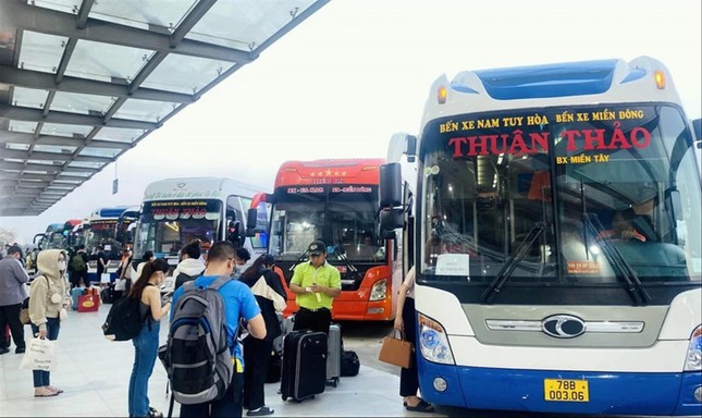 Tàu hỏa, máy bay, đường sắt 'nóng' từng ngày trước cao điểm du lịch 30/4 - 1/5 - Ảnh 1