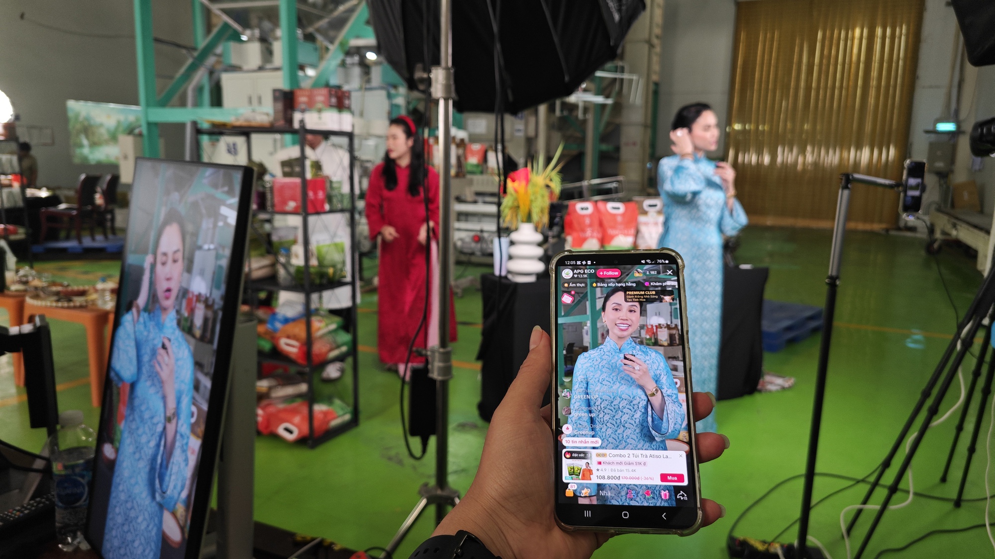 CEO Việt kiều livestream bán gạo tại nhà máy - Ảnh 1