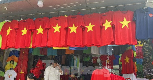 Người dân TPHCM nườm nượp đi mua áo, mũ, cờ đỏ sao vàng