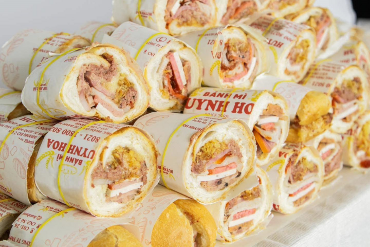 Hội chị em rủ nhau ‘xách tay’ bánh mì đắt nhất TP.HCM - Ảnh 1