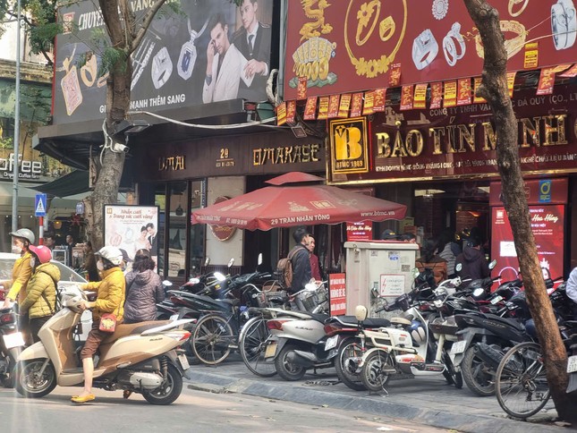 Giá vàng lập đỉnh rồi quay đầu, nhà đầu tư nên mua hay bán? - Ảnh 1