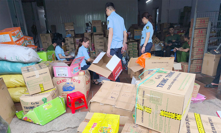 Bắc Giang: Phát hiện hàng trăm túi hàng thực phẩm giả mạo nhãn mác - Ảnh 1