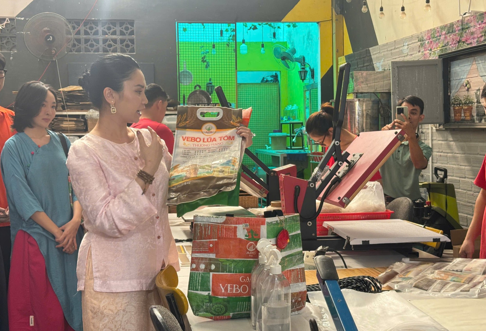 CEO Việt kiều livestream bán gạo tại nhà máy - Ảnh 5