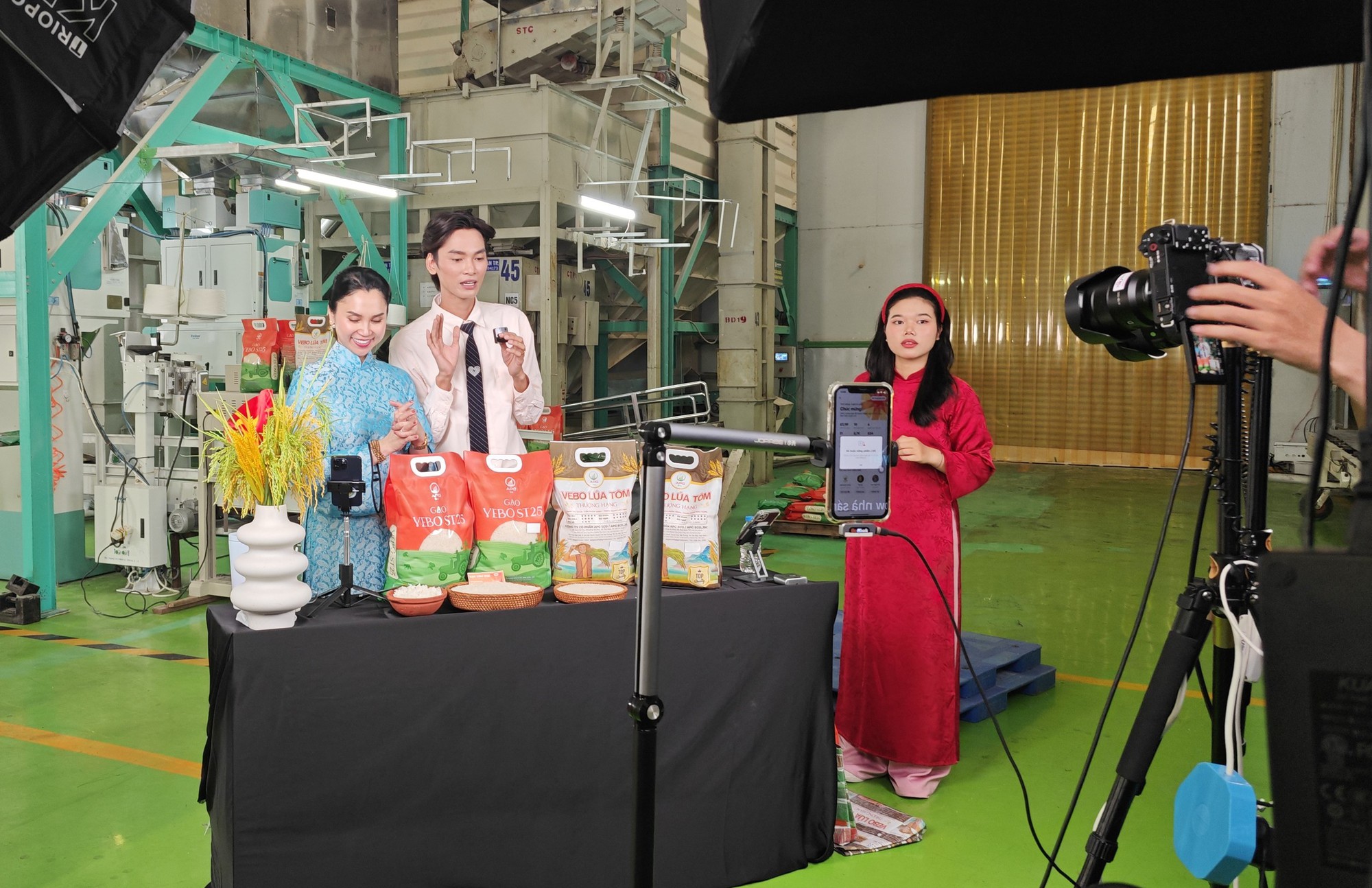 CEO Việt kiều livestream bán gạo tại nhà máy - Ảnh 2