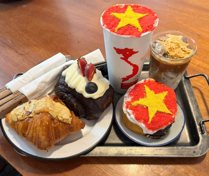 Hàng quán rực rỡ cờ đỏ sao vàng, cà phê, bánh ngọt phiên bản 30/4 gây sốt - Ảnh 2