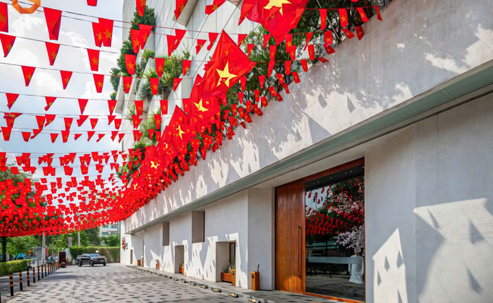 Hàng quán rực rỡ cờ đỏ sao vàng, cà phê, bánh ngọt phiên bản 30/4 gây sốt - Ảnh 1