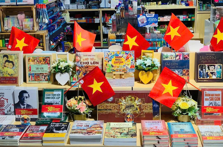 Hàng quán rực rỡ cờ đỏ sao vàng, cà phê, bánh ngọt phiên bản 30/4 gây sốt - Ảnh 5