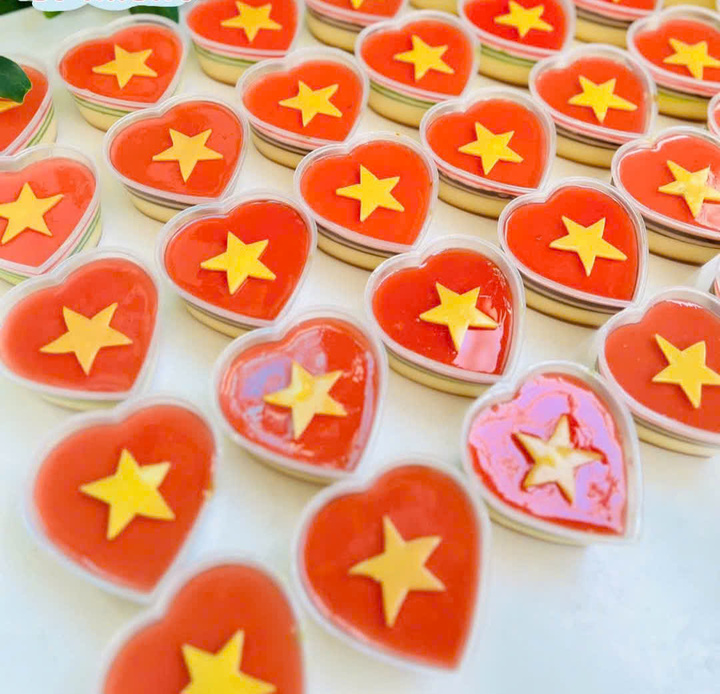 Hàng quán rực rỡ cờ đỏ sao vàng, cà phê, bánh ngọt phiên bản 30/4 gây sốt - Ảnh 3